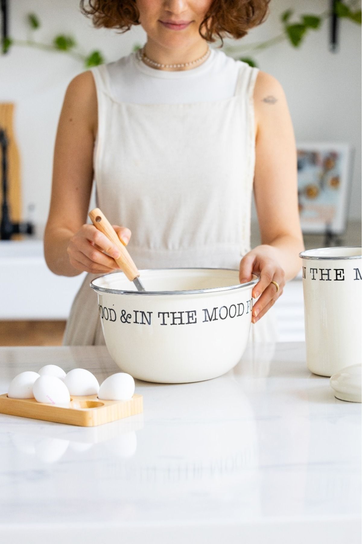 Mien Mood Serisi Beyaz Emaye Karıştırma Kabı 24 Cm