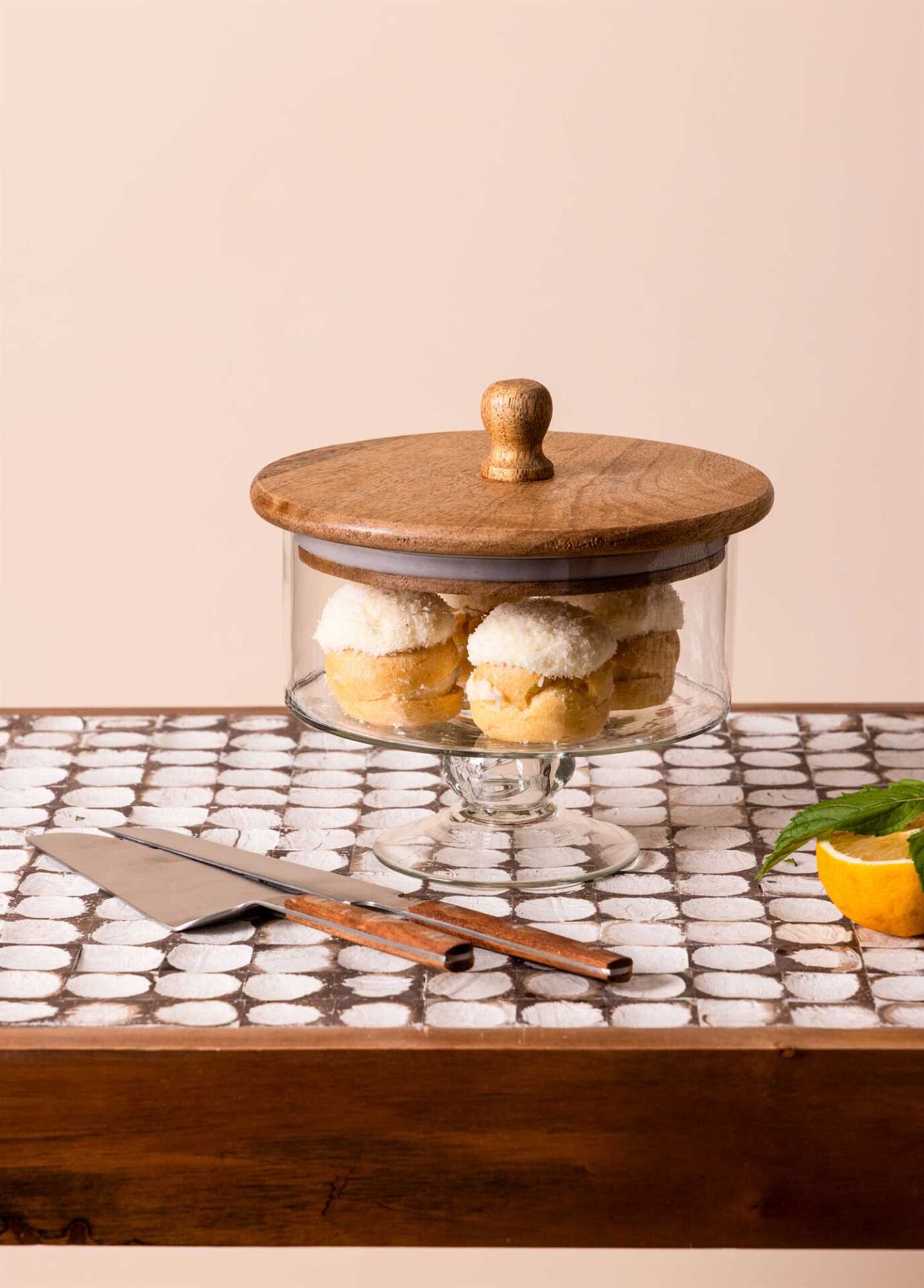 The Mia Madera Ayaklı Kurabiye Kavanozu 18x17x17 cm